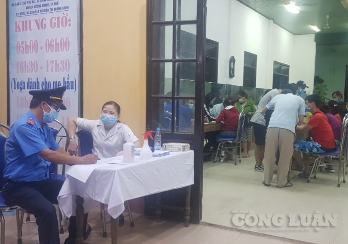 Các công dân đến Huế phải tiến hành khai báo y tế.