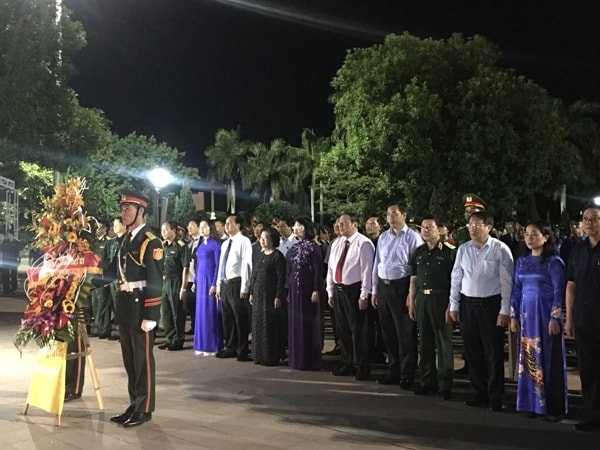 Phó Chủ tịch nước Đặng Thị Ngọc Thịnh dâng hương tại Đài tưởng niệm Thành Cổ Quảng Trị. Ảnh: Đài PTTH Quảng Trị