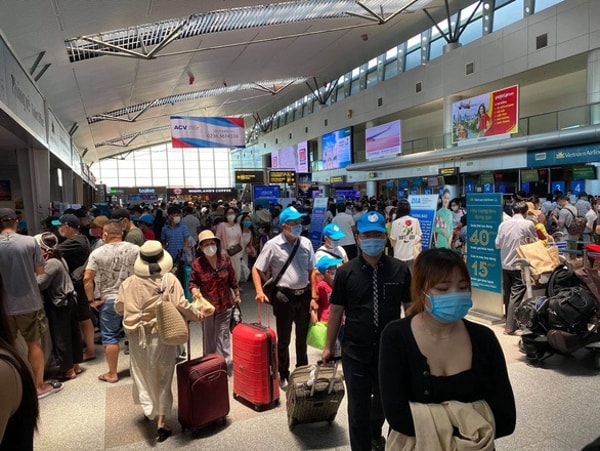 Các trường hợp trở về từ Đà Nẵng qua sân bay Nội Bài đều được kiểm tra thân nhiệt, thu thập thông tin. Ảnh minh họa