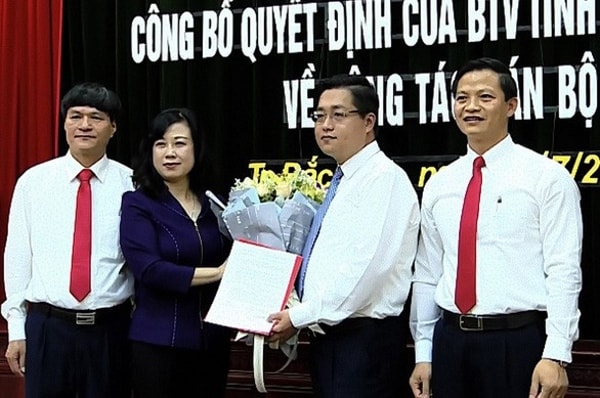 Ông Vương Quốc Tuấn (ngoài cùng bên phải) chúc mừng ông Nguyễn Nhân Chinh, người được chỉ định làm Bí thư Thành ủy Bắc Ninh