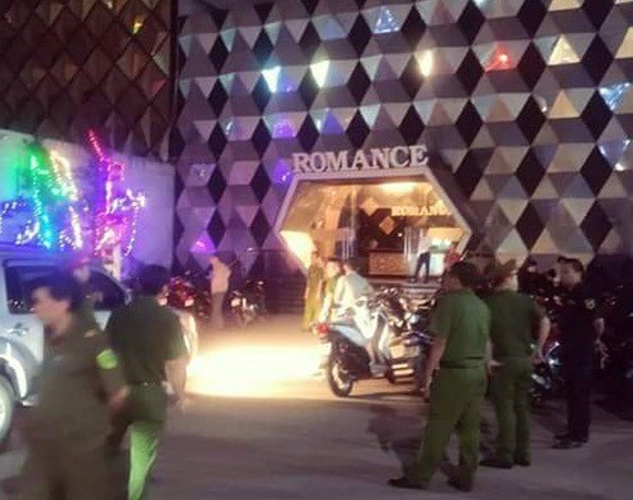 Lực lượng chức năng ập vào kiểm tra bar Romance phát hiện 99 đối tượng dương tính với ma túy.