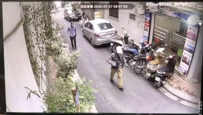Hai đối tượng di chuyển vào khu vực gần ngân hàng.