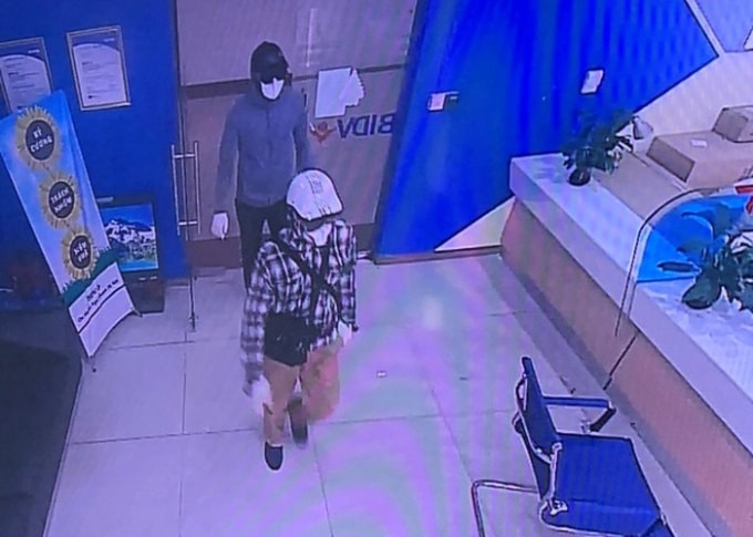 Hai đối tượng bịt mặt xông vào cướp ngân hàng.