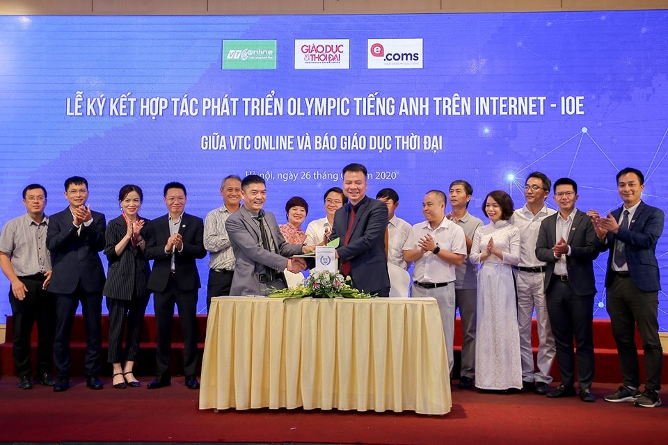 Tổng biên tập Báo Giáo dục & Thời đại Triệu Ngọc Lâm (phải) và ông Lê Văn Hạnh – Giám đốc Công ty VTC Online trao biên bản hợp tác. (Ảnh Thế Đại)
