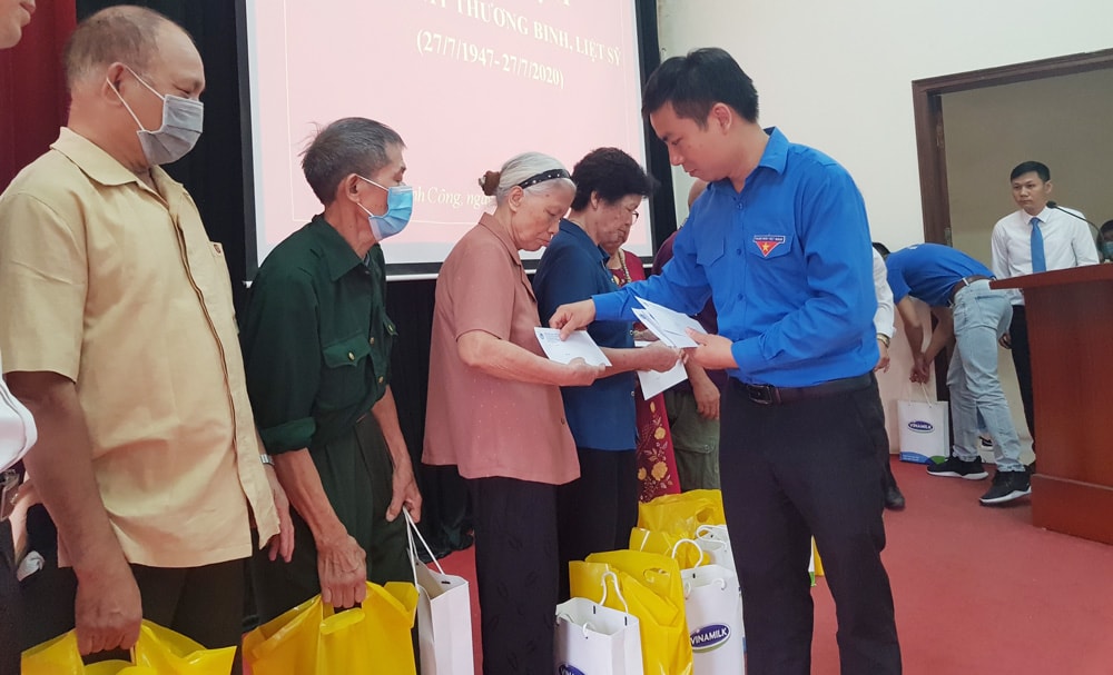 Đoàn Thanh niên cơ quan Trung ương Hội Nhà báo Việt Nam phối hợp với một số đơn vị tặng 20 suất quà cho các gia đình chính sách. Ảnh Lê Tâm
