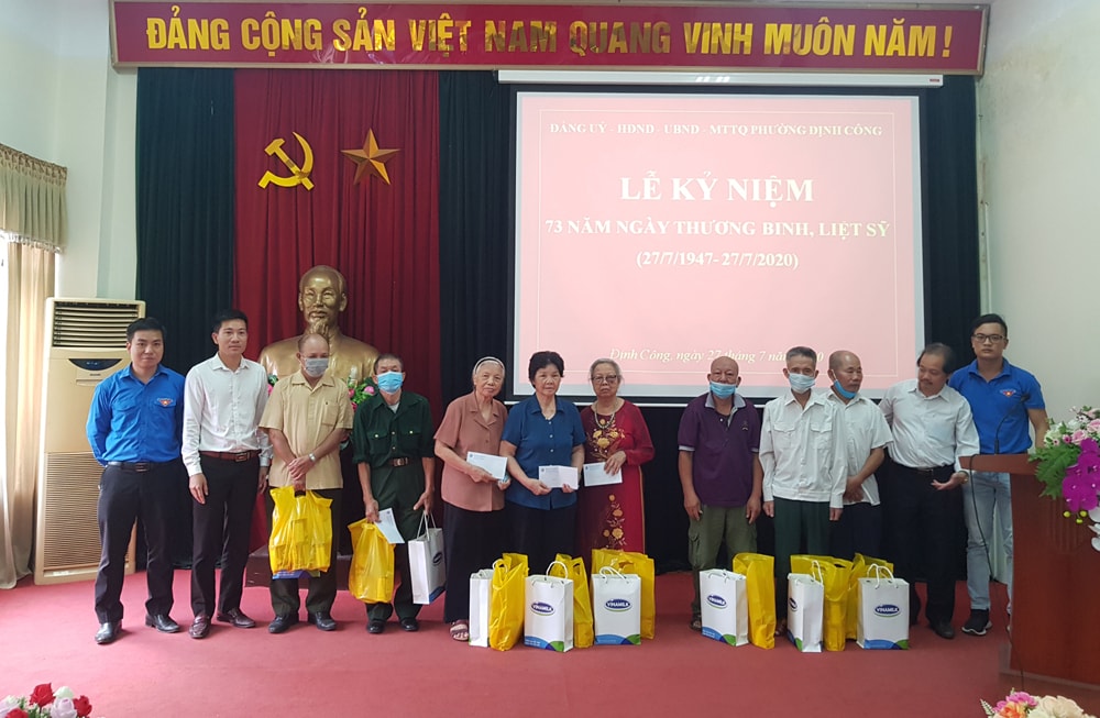Tặng quà cho 20 gia đình thương, bệnh binh, thân nhân liệt sỹ, Mẹ Việt Nam anh hùng trên địa bàn phường Định Công. Ảnh Lê Tâm