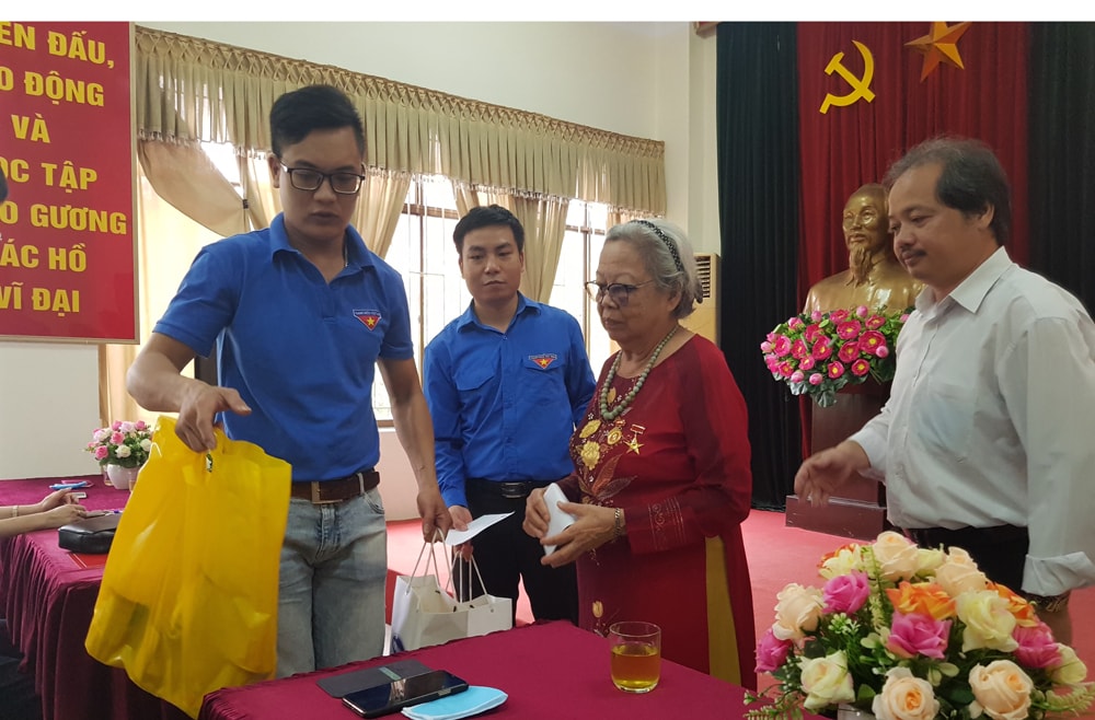 Đoàn viên Thanh niên cơ quan Trung ương Hội Nhà báo tặng quà Mẹ Việt Nam anh hùng Lê Thị Mạnh (giữa). Ảnh Lê Tâm