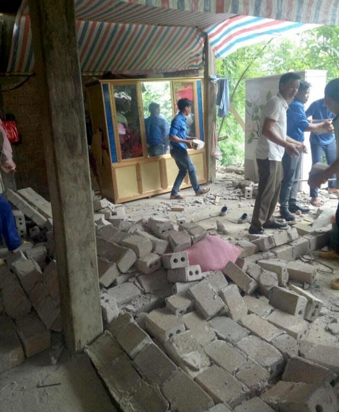 Căn nhà một hộ dân bị sập đổ hoàn toàn.
