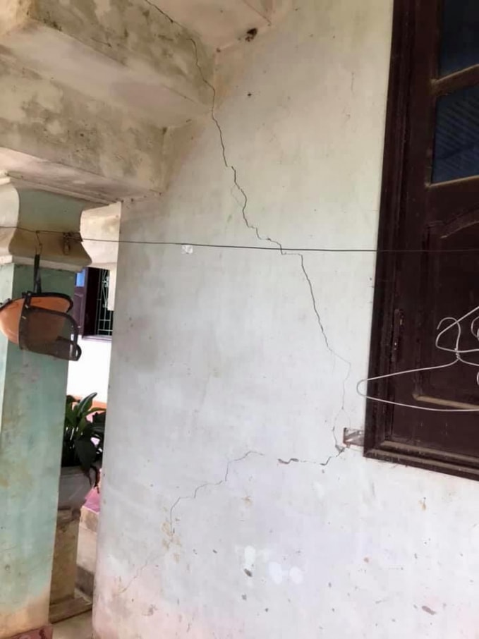 Tường nhà người dân bị hư hại, nứt nẻ