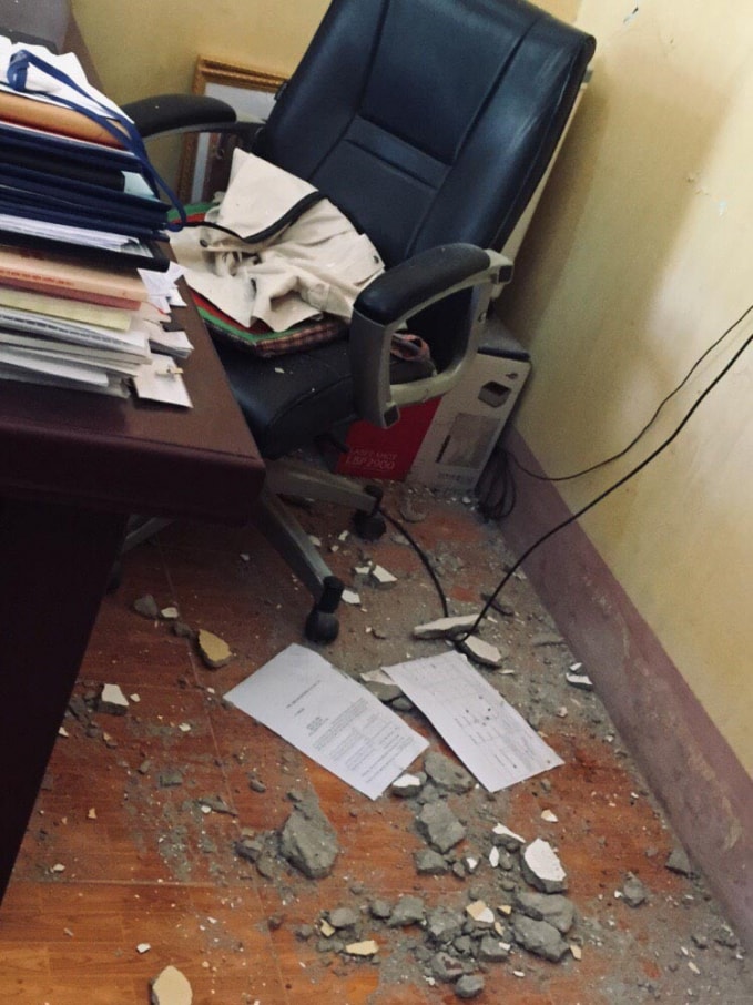 Sàn nhà vương vãi vôi vữa rơi từ trần nhà