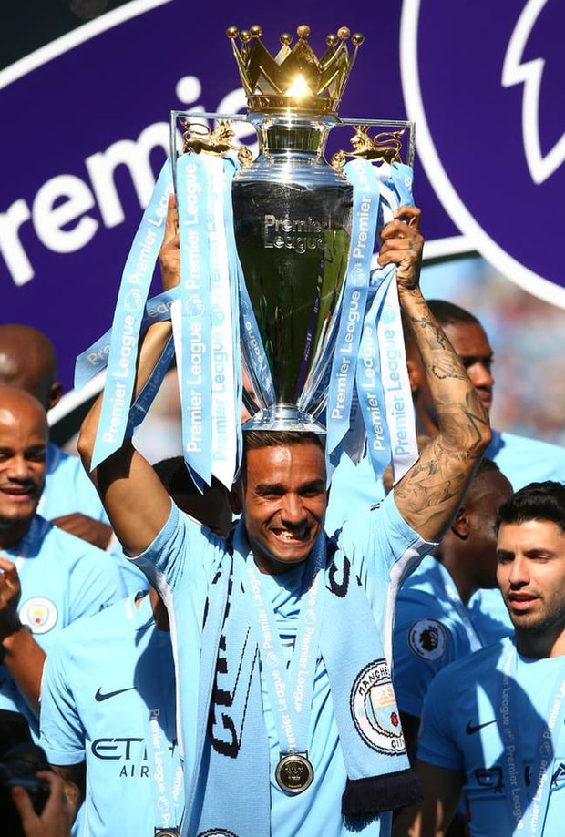 Cầu thủ Danilo 2 lần được giương cúp Ngoại hạng với Man City. Ảnh: internet.