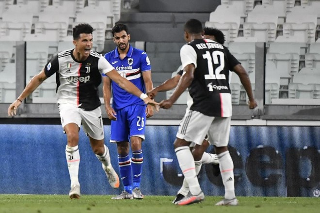 Ronaldo (bên trái) sau khi ghi bàn vào lưới Sampdoria, góp phần mang Scudetto về cho Juventus. Ảnh: internet.