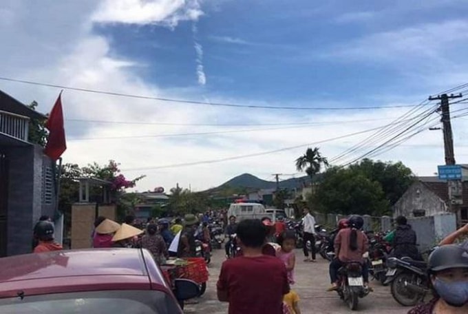 Lực lượng chức năng giải cứu người bị nạn. Ảnh: TL.