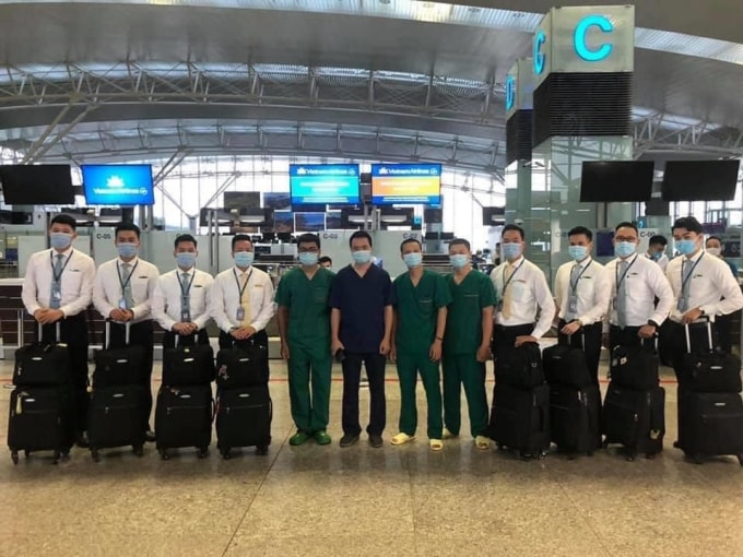 Đội ngũ nhân viên y tế và đoàn bay của Vietnam Airlines thực hiện chuyến bay đặc biệt. Ảnh: TL.