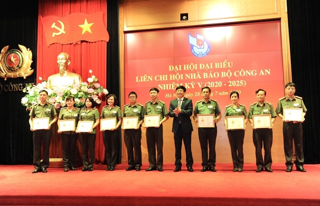 Phó Chủ tịch Thường trực Hội Nhà báo Việt Nam Hồ Quang Lợi tặng Kỷ niệm chương