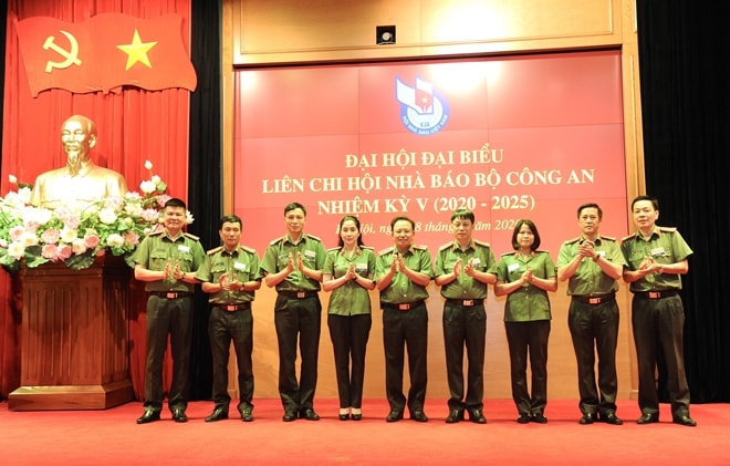 Ban Chấp hành Liên Chi hội Nhà báo Bộ Công an nhiệm kỳ V gồm 9 đồng chí ra mắt đại hội. Ảnh: Xuân Trường