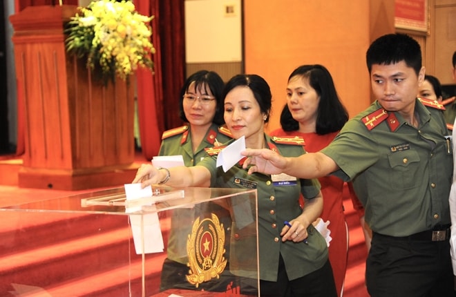 Các đại biểu bỏ phiếu bầu Ban Chấp hành Liên Chi hội Nhà báo Bộ Công an nhiệm kỳ V. Ảnh: Xuân Trường