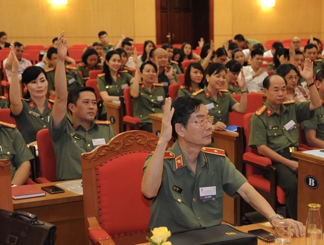 Các đại biểu biểu quyết tại Đại hội đại biểu Liên Chi hội Nhà báo Bộ Công an nhiệm kỳ V. Ảnh: Xuân Trường