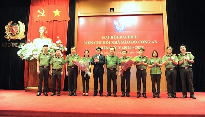 Thứ trưởng Nguyễn Văn Thành và đồng chí Hồ Quang Lợi tặng hoa chúc mừng Ban Chấp hành nhiệm kỳ mới. Ảnh: Xuân Trường