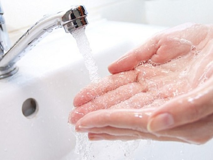 Vệ sinh tay sạch sẽ là một trong những việc cần làm để phòng tránh virus SARS-CoV-2. Ảnh minh họa.