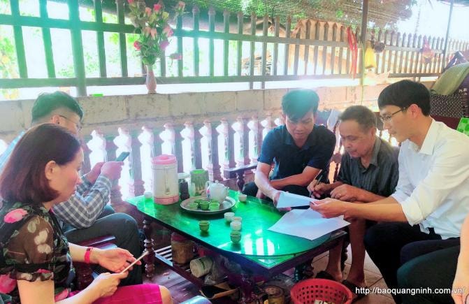 Tổ công tác Ban chỉ đạo chiến dịch “30 ngày đêm” trên địa bàn huyện Vân Đồn tuyên truyền, vận động người dân bàn giao mặt bằng cho dự án. Ảnh: Báo Quảng Ninh.