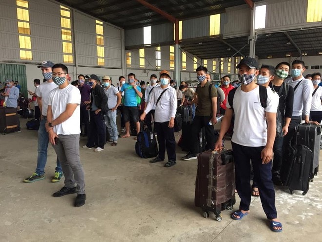 Rất đông người lao động chờ đợi tại sân bay Bata (Guinea Xích đạo) trước khi lên máy bay. Ảnh: internet.