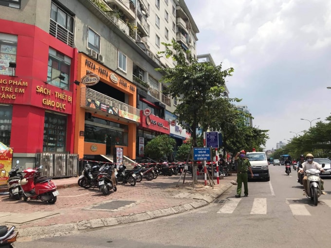 Khu vực 106 Trần Thái Tông nơi bệnh nhân 447 làm việc từ 16-28/7 được khử khuẩn trong sáng 29/7. Ảnh: Ngọc Hải