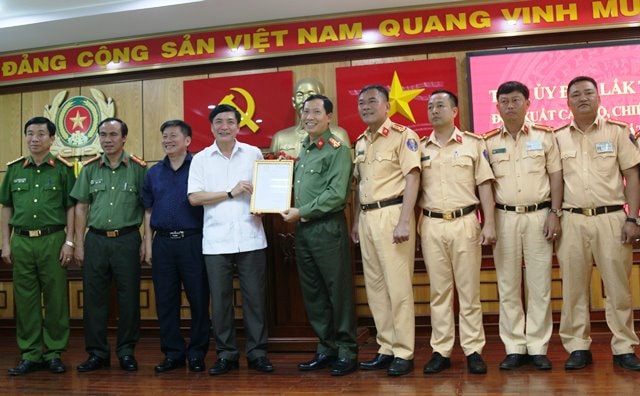 Bí thư Tỉnh ủy trao thư khen cho Công an tỉnh