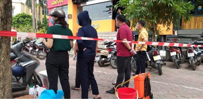 Các lực lượng chức năng Quận Nam Từ Liêm đang tiến hành khoanh vùng và điều tra dịch tế với trường hợp nghi nhiễm SARS- CoV- 2 . Ảnh: Thế Long