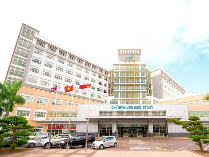 Trong quá trình chăm nuôi BN 449, thì BN 450 có triệu chứng nên bệnh viện lấy mẫu để xét nghiệm Covid-19. Tuy nhiên, khi bệnh viện chưa kịp cách ly thì BN tìm cách bỏ đi khỏi đây.