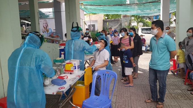 Giám đốc Trung tâm kiểm soát bệnh tật TP.HCM cho rằng, trong gia đình chỉ có 1 người đi Đà Nẵng nhưng cả gia đình kéo tới khai báo y tế để được xét nghiệm dẫn đến số lượng đông và không đúng thực tế.