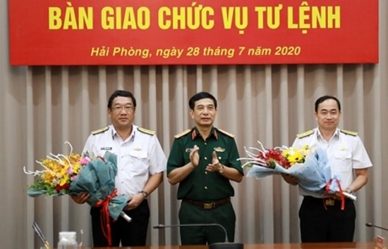 Thượng tướng Phan Văn Giang, Tổng Tham mưu trưởng, Thứ trưởng Bộ Quốc phòng chúc mừng đồng chí Phạm Hoài Nam và đồng chí Trần Thanh Nghiêm