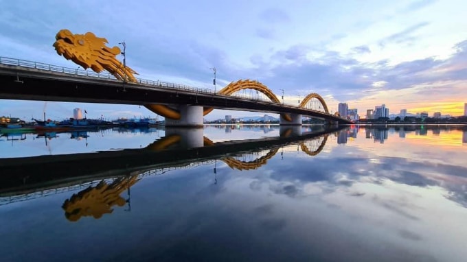 Cả nước đang mong ngày Đà Nẵng trở lại với vẻ yên bình mỗi sớm bên dòng sông Hàn. Ảnh. Hoàng Lâm.