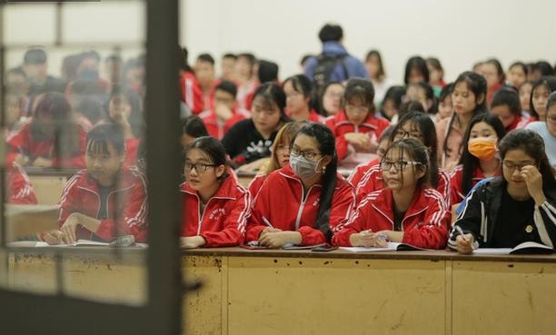 Sinh viên có thể quay trở lại hình thức học online tại nhà. Ảnh: internet.