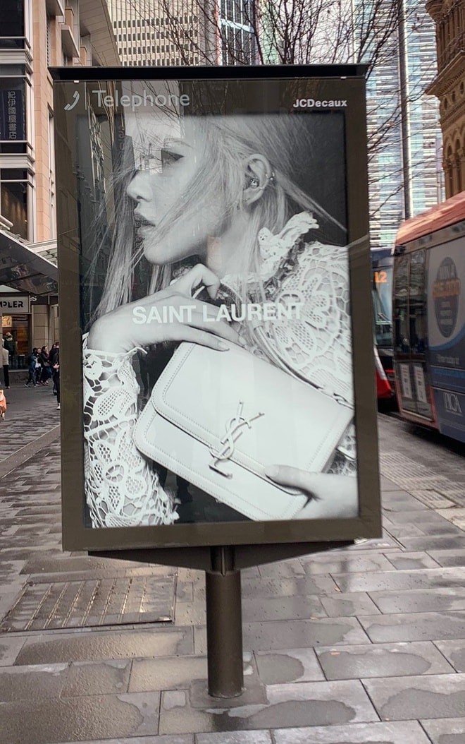 Hình ảnh quảng bá cho chiến dịch mùa thu Rosé làm người mẫu đại diện. Ảnh: Koreaboo.