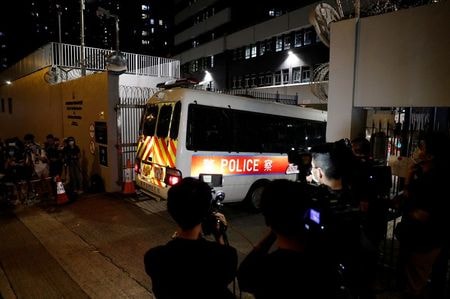 Một chiếc xe cảnh sát được cho là chở 4 nghi phạm mới bị bắt ở Hong Kong. Ảnh: Reuters