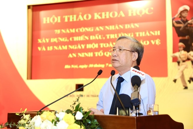 Thường trực Ban Bí thư Trần Quốc Vượng phát biểu chỉ đạo hội thảo.