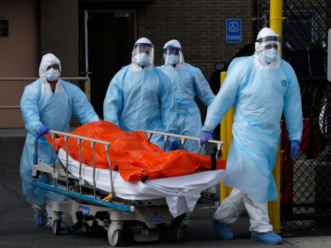 Chuyển thi thể bệnh nhân Covid-19 tại New York, Mỹ. Ảnh: Reuters.