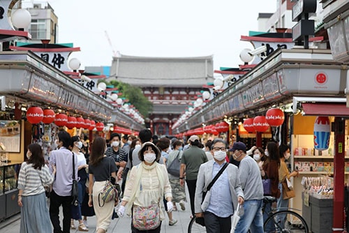 Người dân đeo khẩu trang phòng lây nhiễm COVID-19 tại Tokyo, Nhật Bản. Ảnh: TL.