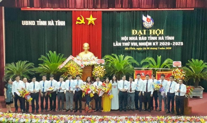 Lãnh đạo Hội Nhà báo Việt Nam và tỉnh Hà Tĩnh tặng hoa chúc mừng Ban Chấp hành nhiệm kỳ mới