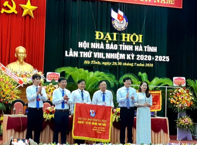 Phó Chủ tịch Thường trực Hội Nhà báo Việt Nam Hồ Quang Lợi trao tặng bức trướng cho đại hội