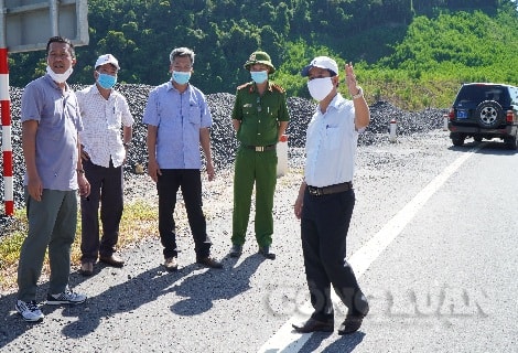 Ông Nguyễn Văn Phương, Phó Chủ tịch UBND tỉnh Thừa Thiên Huế kiểm tra các điểm chốt chặn, kiểm dịch tại huyện Nam Đông.