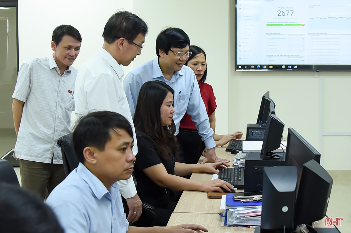 Phó Chủ tịch Thường trực Hội Nhà báo Việt Nam Hồ Quang Lợi thăm các phòng ban của Báo Hà Tĩnh. Ảnh Huy Tùng