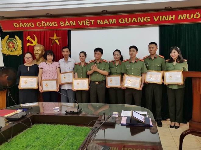 Đại tá Phạm Khải,Tổng Biên tập Báo CAND, Phó Chủ tịch Liên Chi hội nhà Báo Bộ Công an trao Kỷ niệm chương “Vì sự nghiệp báo chí Việt Nam” cho các hội viên thuộc chi hội Nhà báo Báo CAND.