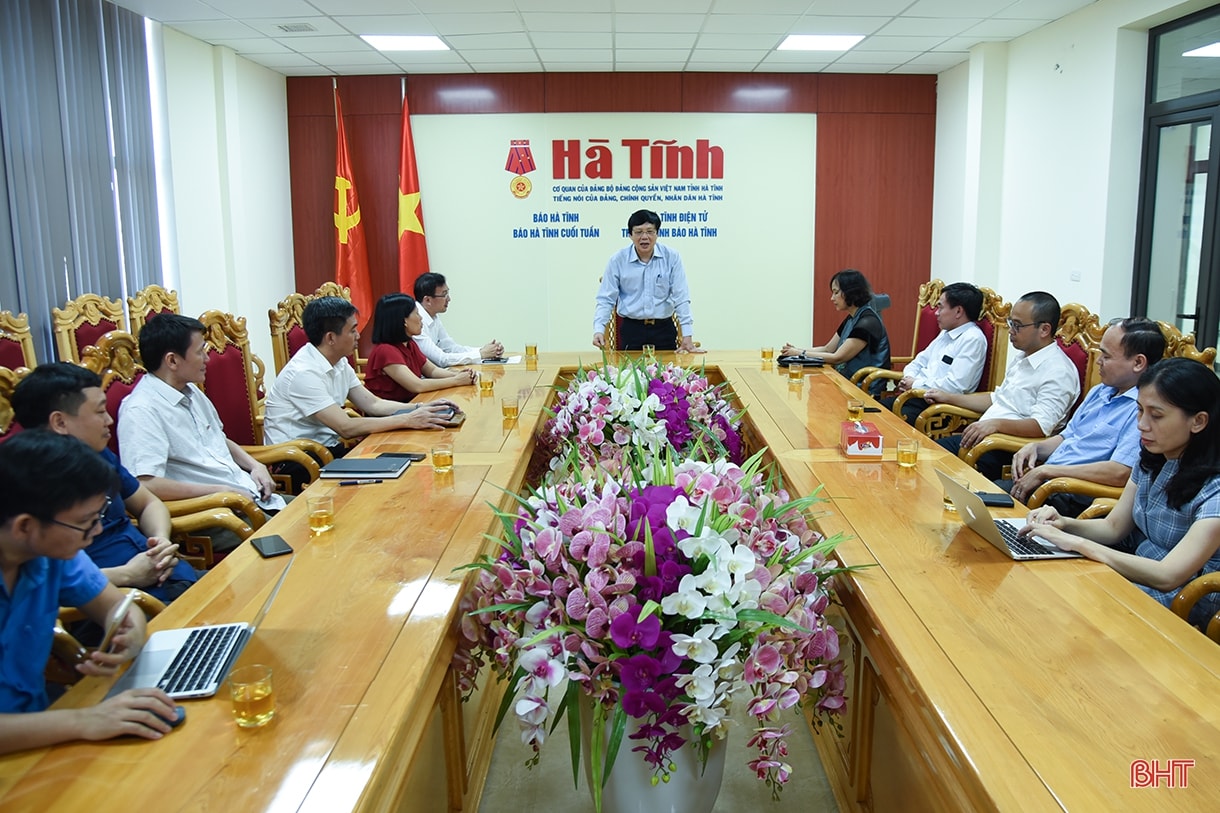 Phó Chủ tịch Thường trực Hội Nhà báo Việt Nam Hồ Quang Lợi và đoàn công tác Hội Nhà báo Việt Nam thăm Tòa soạn Báo Hà Tĩnh. Ảnh Huy Tùng