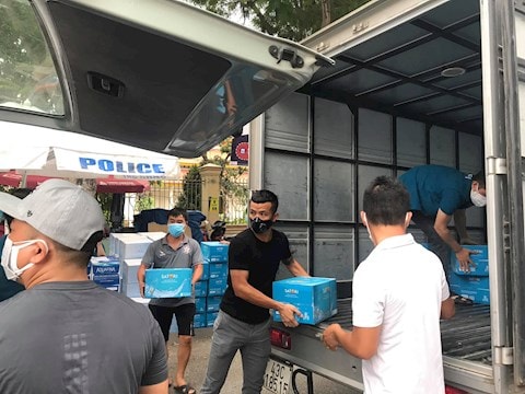 Phía đại diện SHB Đà Nẵng tới quyên góp lương thực, nước uống và các nhu yếu phẩm cần thiết cho tuyến đầu chống dịch tại Bệnh viện C và Bệnh viện Đà Nẵng. Ảnh: internet.