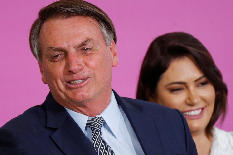 Tổng thống Jair Bolsonaro cho biết ông đang uống thuốc kháng sinh vì lần nhiễm Covid-19 khiến ông cảm thấy yếu, ông cũng đề cập đến việc có