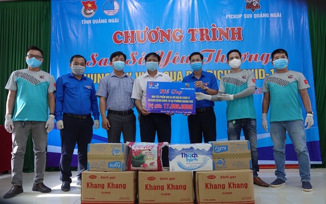 Trao nhu yếu phẩm cho các hộ dân cách ly, phong tỏa chiều 30/7. Ảnh: internet.