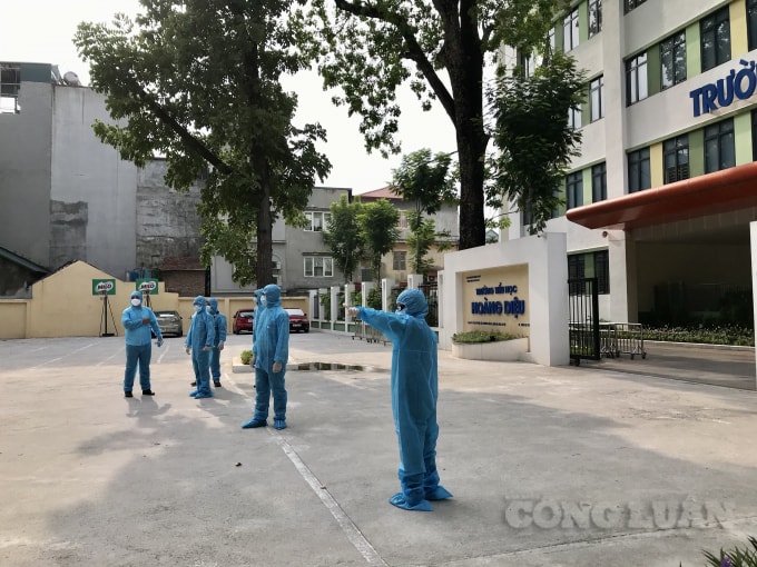 Các địa điểm test nhanh Covid-19 trên địa bàn quận Ba Đình gồm: Trường Tiểu học Nghĩa Dũng (phường Phúc Xá), Trường Trung học cơ sở Thành Công (phường Thành Công), Trường Trung học cơ sở Nguyễn Trãi (phường Kim Mã) và Trường Tiểu học Hoàng Diệu (phường Cống Vị)