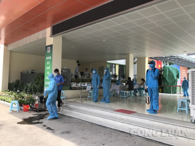 Trung tâm Y tế quận Ba Đình (Hà Nội) phối hợp với các đơn vị chức năng tiến hành test nhanh COVID-19 cho người dân sống trên địa bàn